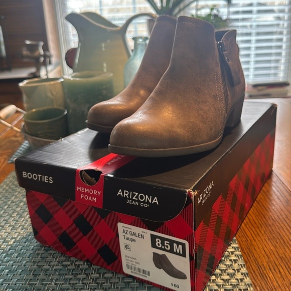 Arizona Galen Taupe Zip Booties - Size 8.5M NIB - Picture 1 of 5